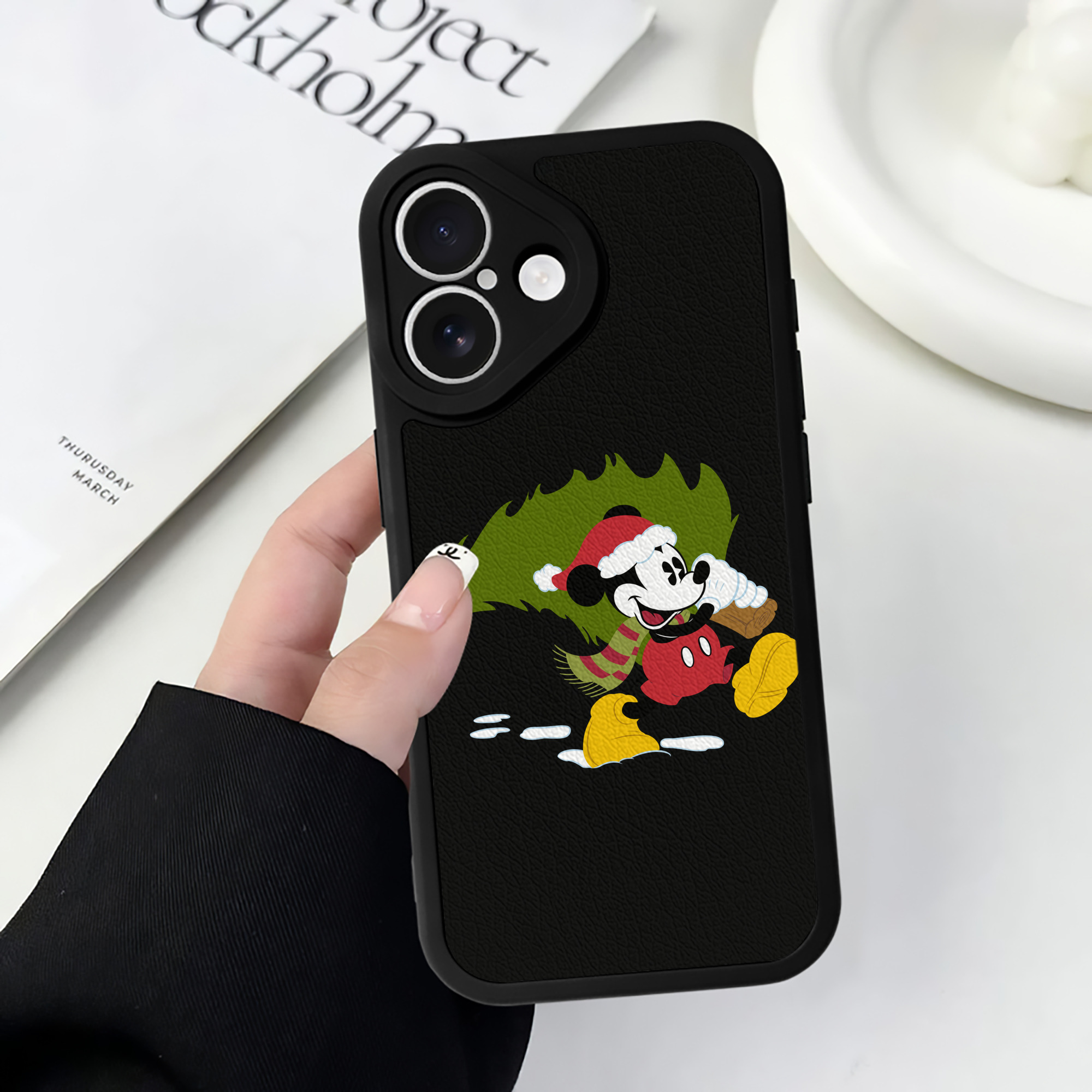（画像用） ミッキーマウス Mickey Mouse 【iPhone 16シリーズ対応】シリコンスマホケース（レザー調） 材質：シリコン